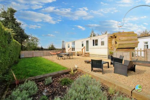 Orchard View Retreat - Dog friendly, enclosed private garden with weather dependant hot tub - Not on a holiday park