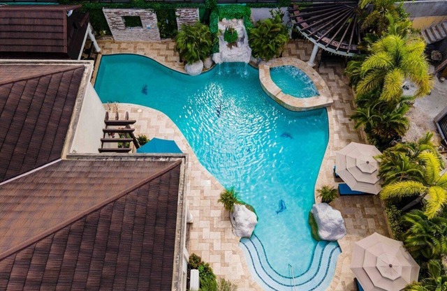 Orchids & Palms Luxury Villa Pool, Chef, Hot Tub, Airport Pickup!