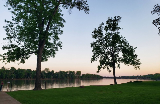 Osage River Get-Away, kayaks included! Relaxing with a beautiful view