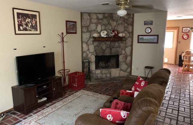 OU Game Day Condo! Nice single bedroom townhouse 6 mins from OU campus.