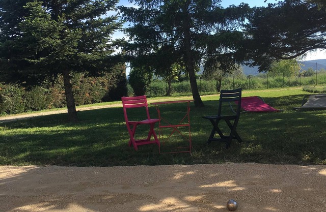 Our villa Domelia is located in the heart of the Provencal countryside.