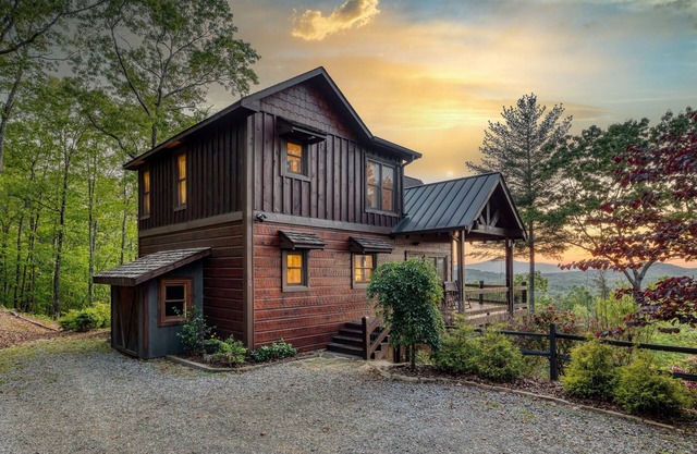 Out of this World Mountain Views! Pool Table! Pet Friendly! Gorgeous Sunsets!