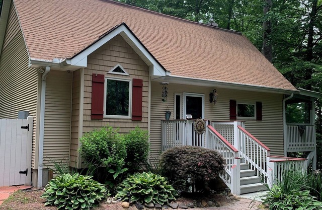 Outdoor Living with bed swing and tv! Close to Lake Glenville!