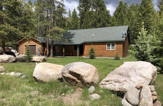 Outstanding Crandall Cabin minutes from Yellowstone, ready for your adventure!
