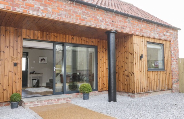 OWL'S HOOT, pet friendly, character holiday cottage in Burton Pidsea