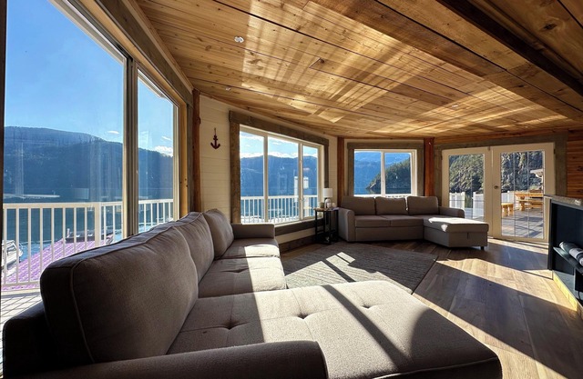 Ozarks Studio Cabin: Spacious Lakeside Cabin Retreat