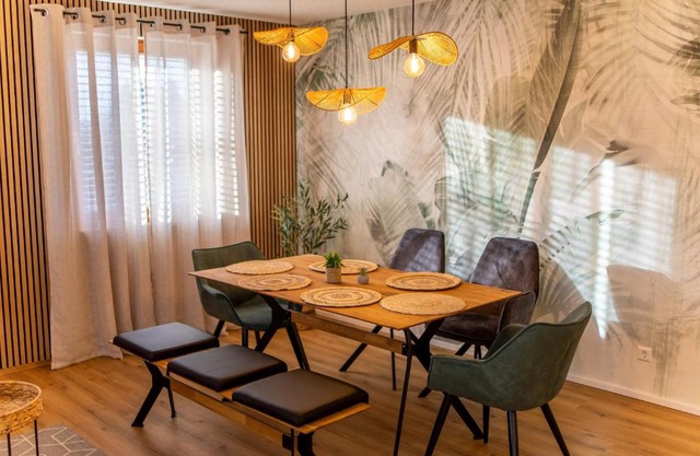 P-Hosting Modernes Apartment zwischen Ravensburg und dem Altdörferwald, 110qm, Familienfreundlich, Separater Eingang, Kaffeevollautomat, Bäcker und Pizzeria 15 Meter, Spielplatz 50 Meter, 20 Km zum Bodensee, 30Km in die Berge