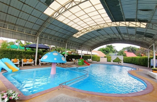 P Paradise Hotel