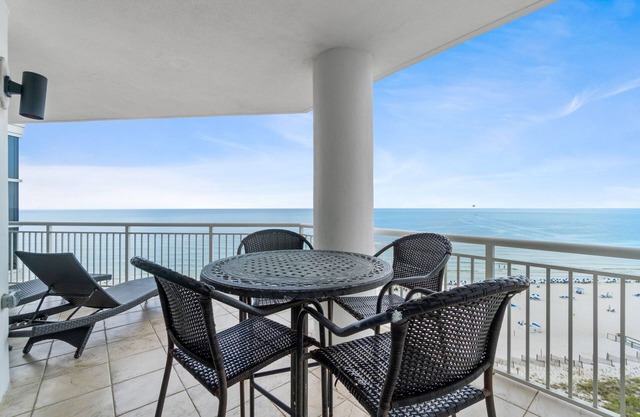 Palacio 802: Beachfront | Private Balcony | Resort Amenities