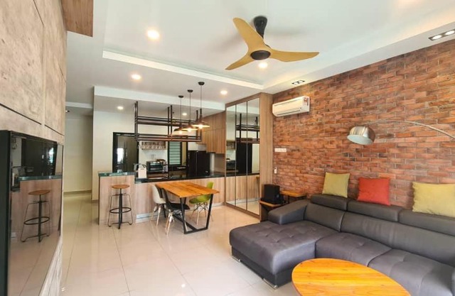 Palazio Mount Austin Modern Stylish 3 bedrooms balcony pool view high floor by GDRAGON HomeStay