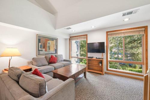 Palisades Tahoe Lodge Rentals Studio Loft #306