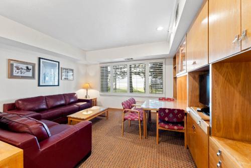 Palisades Tahoe Lodge Rentals Studio #115