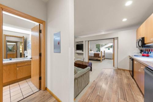 Palisades Tahoe Lodge Rentals Studio #256