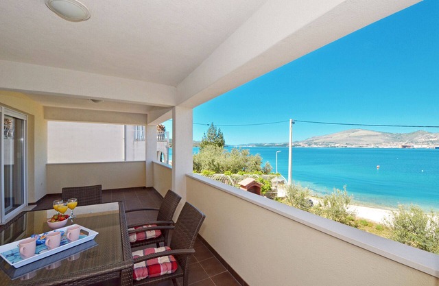 PALM BEACH 3-luxury apartment with sea view for 4 + 2 persons, 10m from the pebble beach