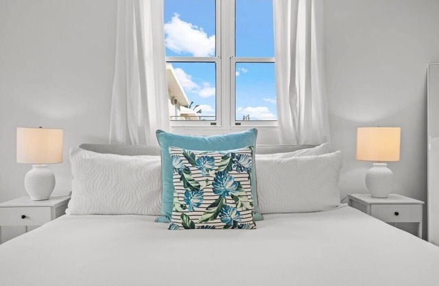 Palm Beach Villa | Tropical 3 BR Beachfront Apartment