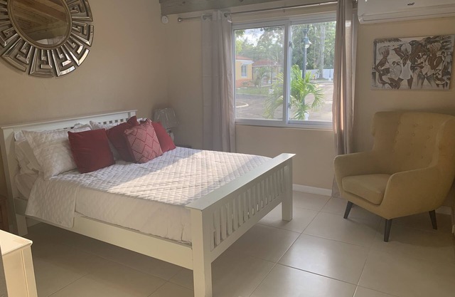 Palm Breeze Cottage -GATED COMMUNITY, Pool, Beach Access, HipStrip, NEAR AIRPORT