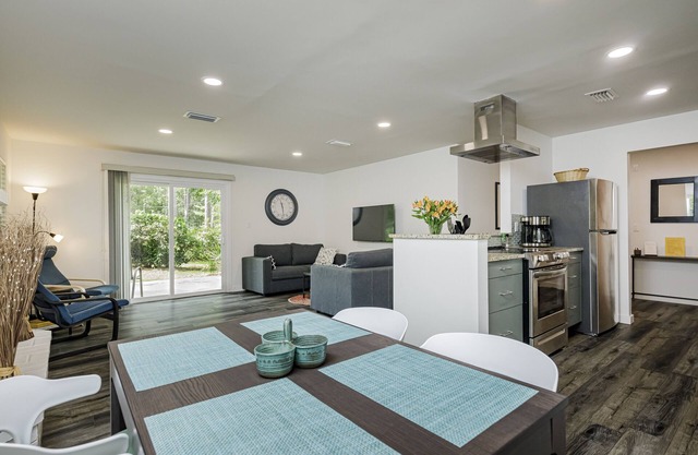 Palm View ~ Newly renovated quiet home close to UF!