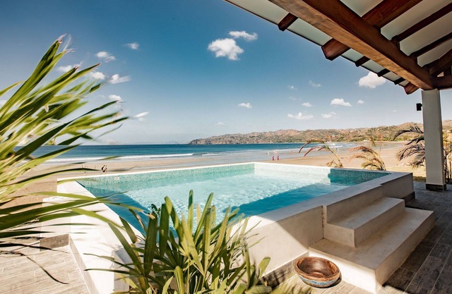 Pan026 - 3 bedroom beachfront villa with pool in Playa Venao