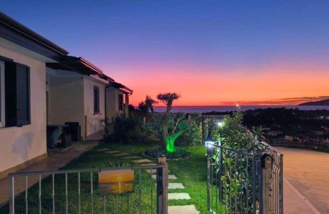 Panoramic and modern villa with garden, comfort and relaxation close to the sea