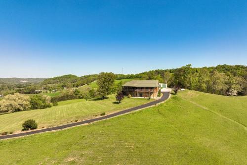 Panoramic Mtn Views Spacious Tennessee Home!