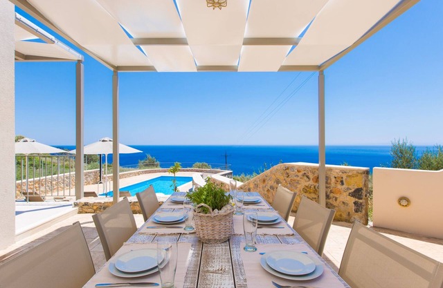 Panoramic Sea Views, 2 km from the beach, heated pool