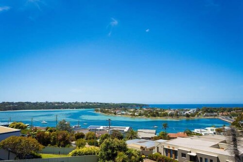 Panoramic Townhouses By Lisa (Deluxe Front Apartment- Pet Friendly) 1+night
