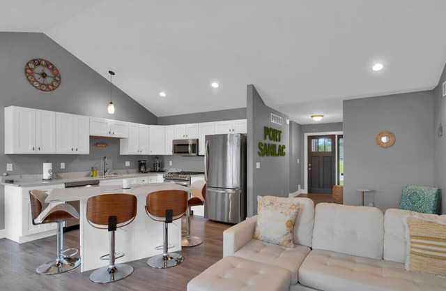 Paradise Cove: Sleeps 6 w/Hot Tub, Walk to Beach & Downtown
