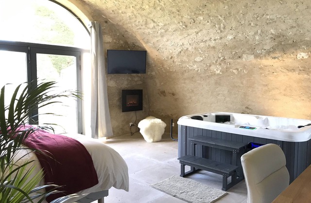 Paradise Love In Provence: Stone loft with private Jacuzzi