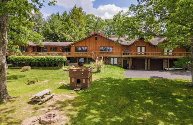 Paradise Point: Lakefront, Private Dock, Hot Tub, Fire Pit!