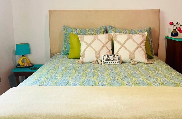 Paradise! Private sunny 1-BDRM apartment with pool/gardens Gated beach community