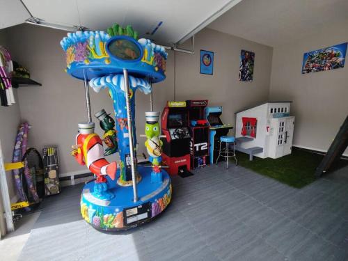 Paradise View Lodge - Amazing Lake Views, Playroom, Pool, HotTub!