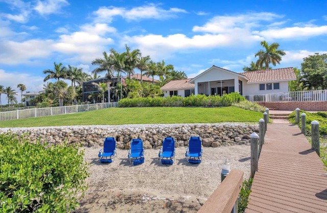 Paradise with a pool, pier and private beach area