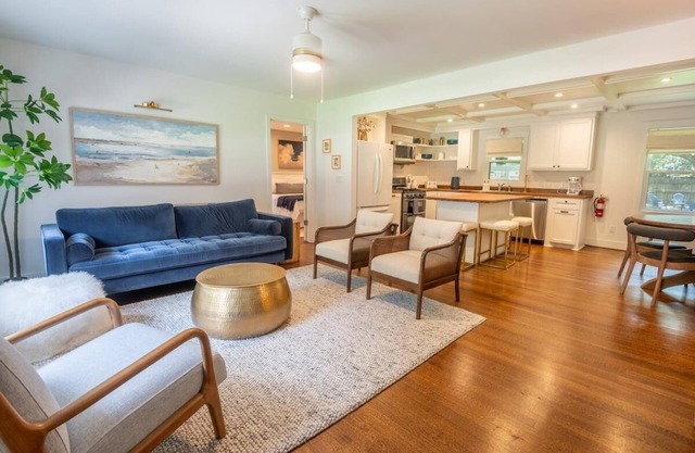 Paramount Paradise: Stylish + Screen Porch!