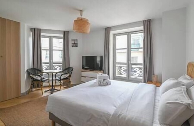 Paris, Opéra 4.So parisian Apartment