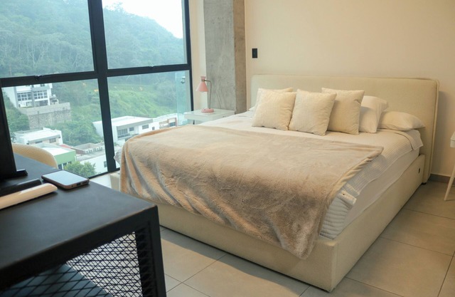 PARK TOWER 804