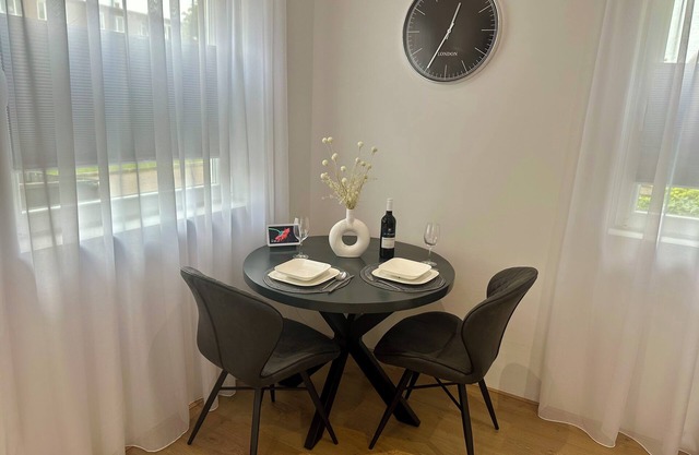 Park View Studio - Features Free Wifi, Bright Furnishings and Modern Facilities