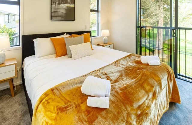 Park Views 1 Bed 1 Bath w/Carpark & Office Space