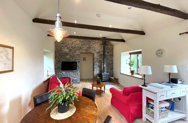 Pass the Keys | Beautiful 2BR Converted Mill - Idyllic Location
