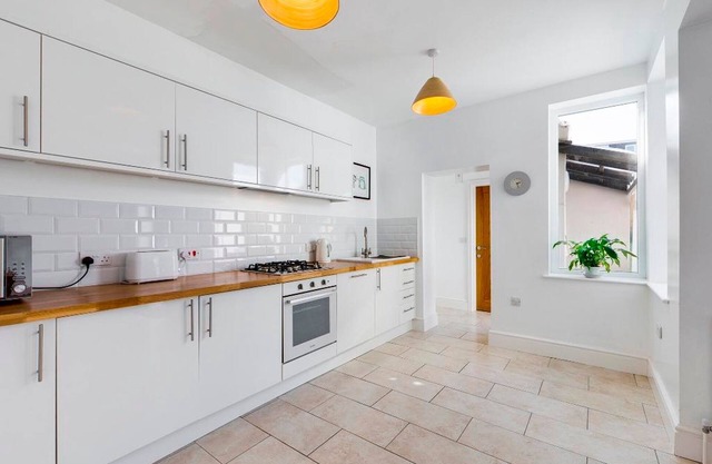 Pass the Keys | Beautifully Renovated Mumbles Home with Parking