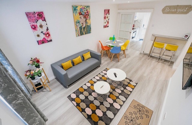 Pass the Keys | Bright & Airy 2BR/2 Bath Apt in Perfect Location