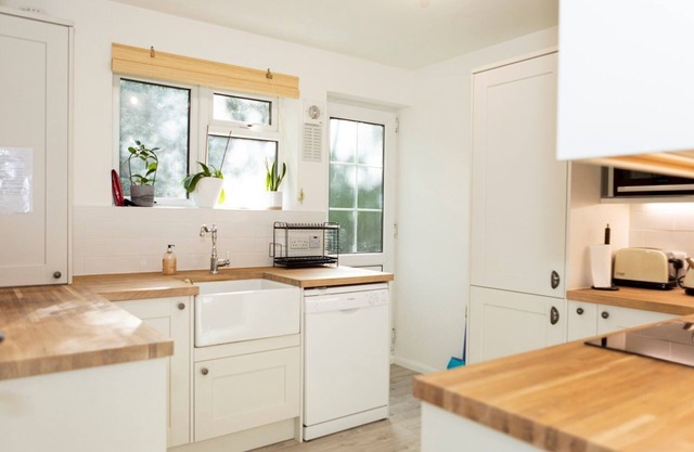 Pass the Keys | Heart of Putney Apartment