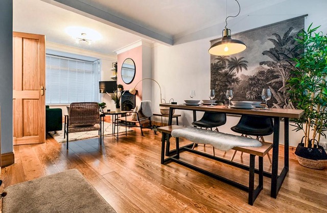 Pass the Keys Stunning 2BR Townhouse in Belfasts Best Location