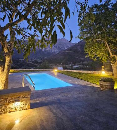 Patriko-Cozy villa on the foot of the mountains