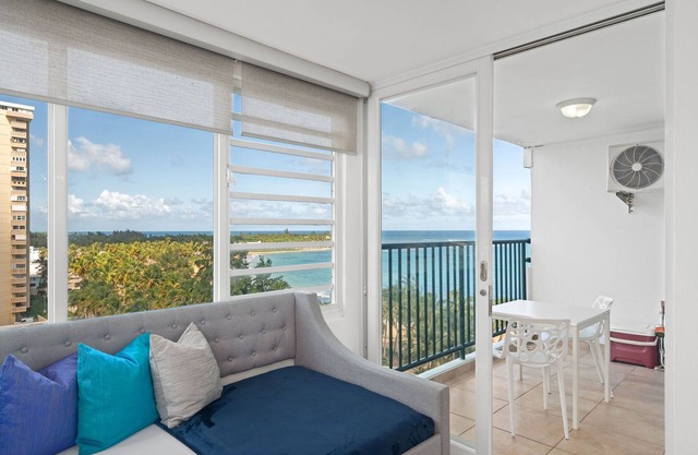 PAUL'S BEACH AND MOUNTAIN VIEW, BEAUTIFUL ONE BEDROOM PLAYA AZUL!