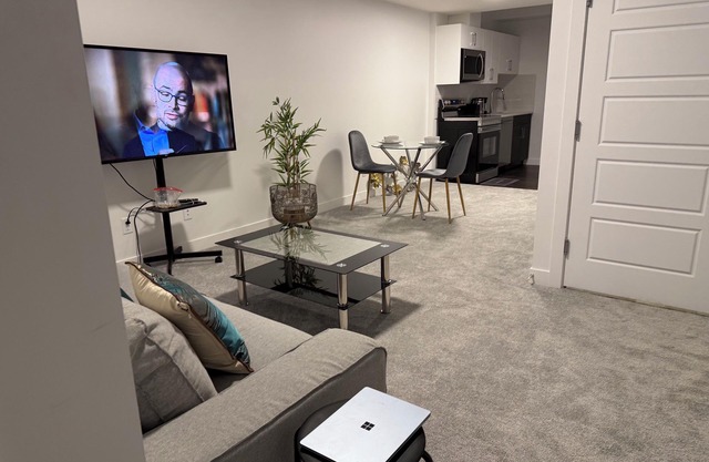 Peace Haven. Cozy, lovely home away from home (Basement).