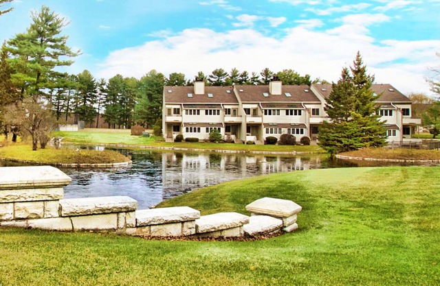 Peaceful 1BR Condo with Pond View