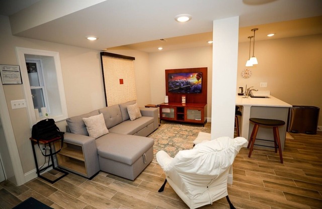 Peaceful 2BR/2BA Retreat Near Downtown DC. Sleeps 5. Walk to bus stop or Metro.