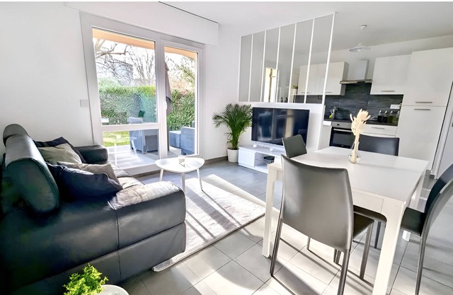 Peaceful apt. w.garden close to Geneva/Swiss border. Ideal for UN/CERN families.