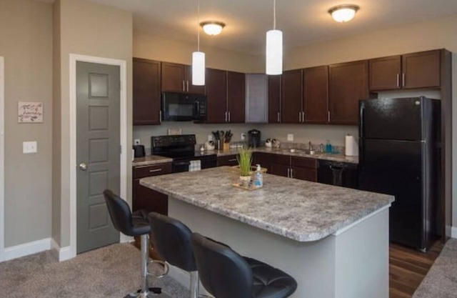 Peaceful Getaway-Pool Access, Attached Garage, Gym