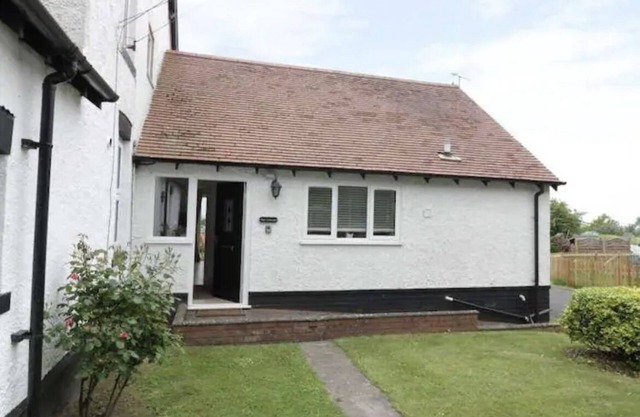 Peaceful home from home cottage beautifully presented in village location.